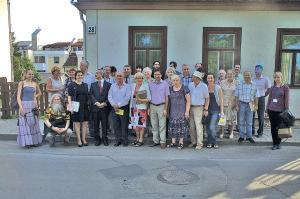 Jubiliejinės karaimų vasaros mokyklos dalyviai kartu su Trakų rajono savivaldybės meru Vincu Kapočiumi, Turkijos ambasadoriumi Lietuvoje Akyn Algan bei kitais svečiais iš Turkijos.