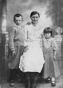 Tetų iš Amerikos atsiųsta Verutės, jos brolio bei tetos (viduryje) fotografija