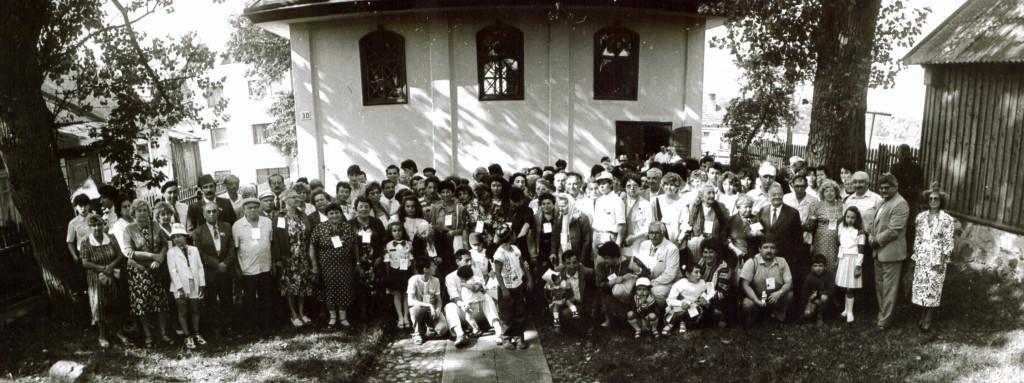 Tarptautinė karaimų sueiga Trakuose 1989 m. rugpjūčio 19-20 d. Dalyviai  prie kenesos. A. Firkovičiaus nuotr. 