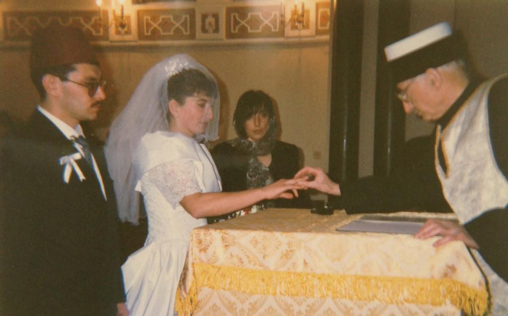 1996 sutuoktuvių ceremonija kenesoje A.Kobeckis ir A.Maleckaite, dvasininkas MF