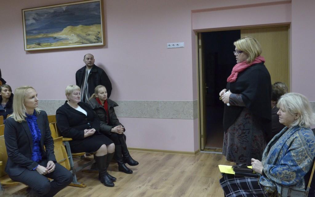 Paluknio vidurinės mokyklos pedagogai tikino, kad mokyklą reikai pradėti remontuoti nuo stogo.