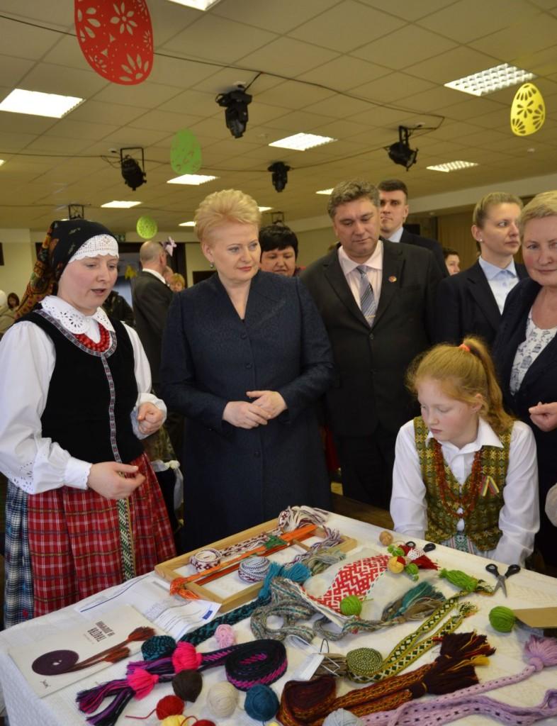 Pernai prieš Velykas Trakuose apsilankiusi Lietuvos Respublikos Prezidentė Dalia Grybauskaitė džiaugėsi gražėjančiais Trakais ir aktyvėjančiu visuomeniniu gyvenimu