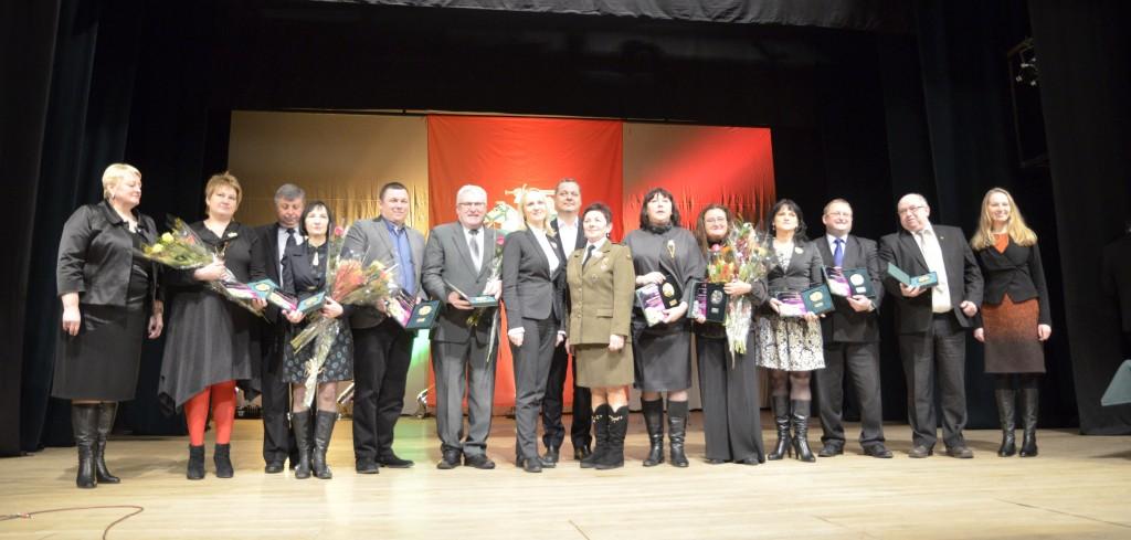 Kunigaikščio Vytauto Didžiojo apdovanojimų laureatai su rajono vadovais.