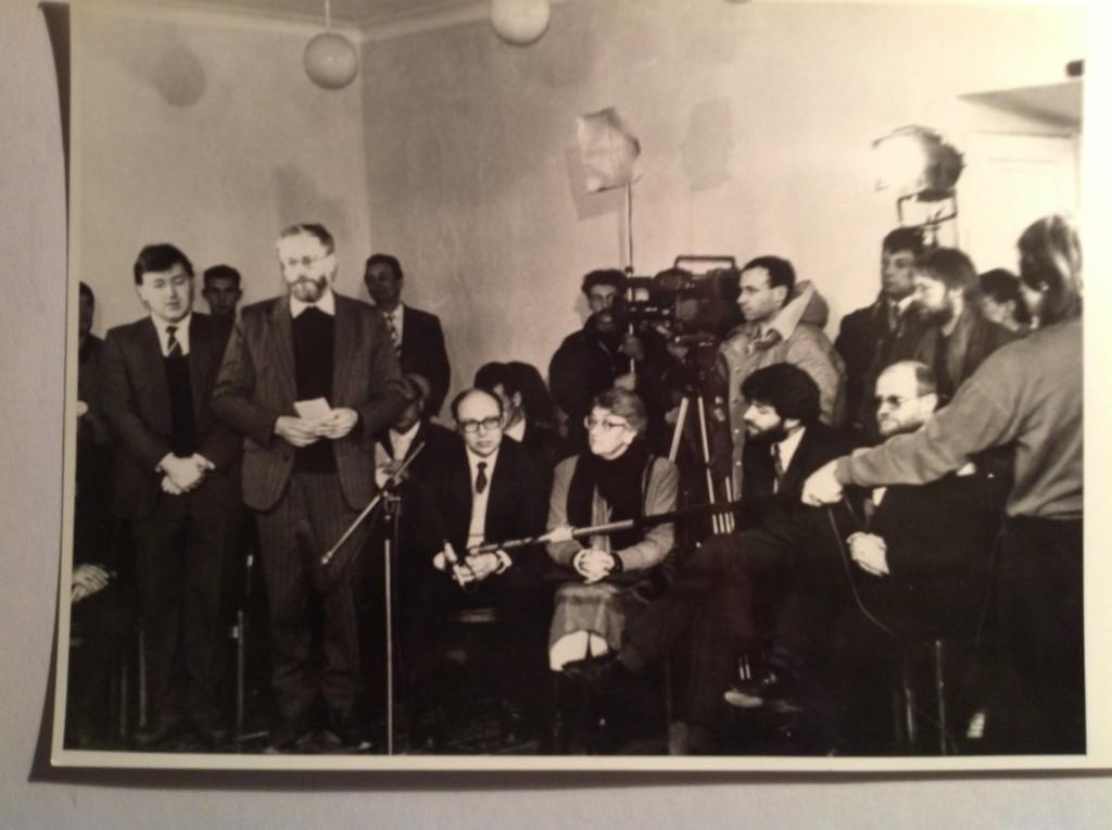 1991 m. Kalba V.Martinkus, sėdi HK, ministras D. Kuolys, Lenkijos ambasadorius Vidacki Konrado celėje