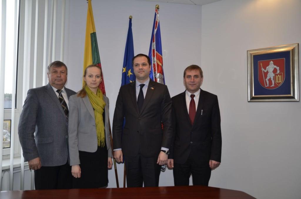Rajono savivaldybės direktorius Jonas Liesys (iš kairės) dalijosi patirtimi su Moldovos Respublikos Statybos ir regioninės plėtros ministerijos Šiaurės regiono plėtros agentūros direktoriumi Ion Bodrug.         