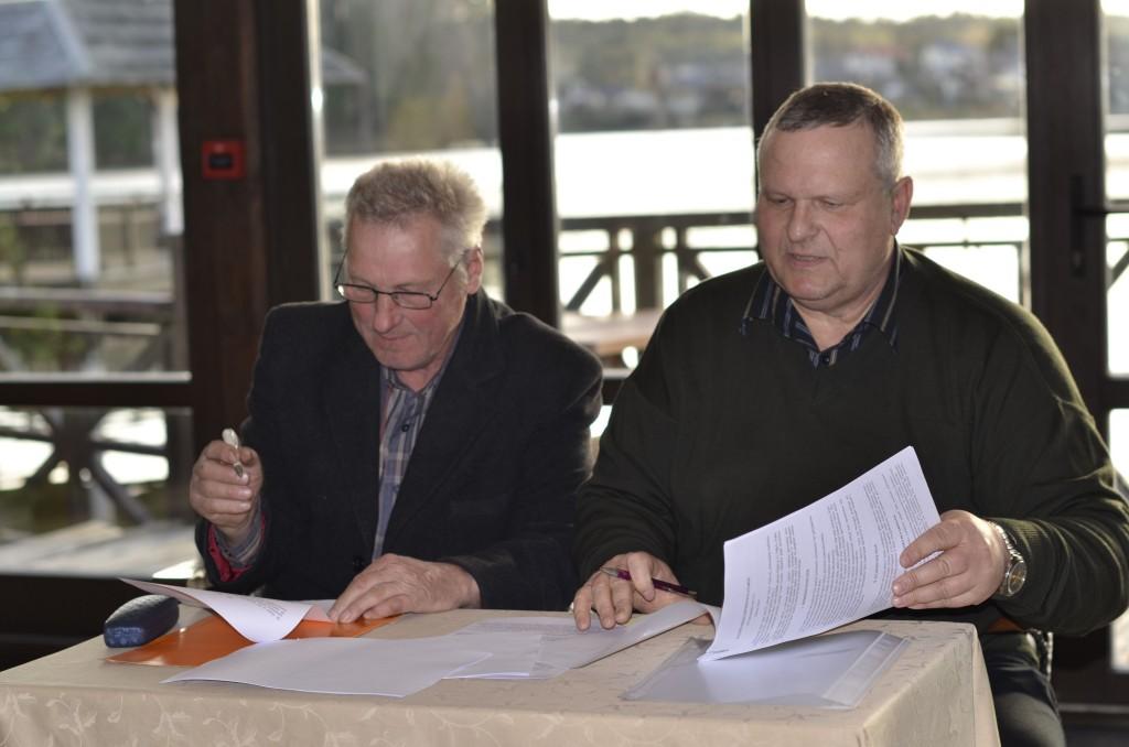 Sodų bendrija „Neris“, atstovaujama Viktoro Ščit (kairėje) ir Valų kaimo bendruomenė „Neris“, atstovaujama Vytauto Navicko, pasirašė jungtinės veiklos sutartį