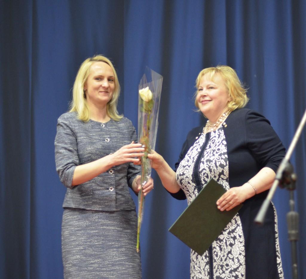 Trakų pirminės sveikatos priežiūros centro šeimos gydytoja T. Makaršina (dešinėje) buvo apdovanota šalies Vyrausybės Ministro Pirmininko  padėka, ją pasveikino ir savivaldybės merė E. Rudelienė