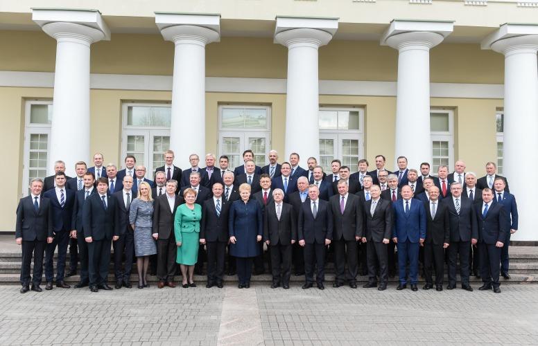 Balandžio 27 rajono merė E. Rudelienė (pirmoje eilėje trečia iš kairės) dalyvavo savivaldybių merų susitikime su Prezidente Dalia Grybauskaite