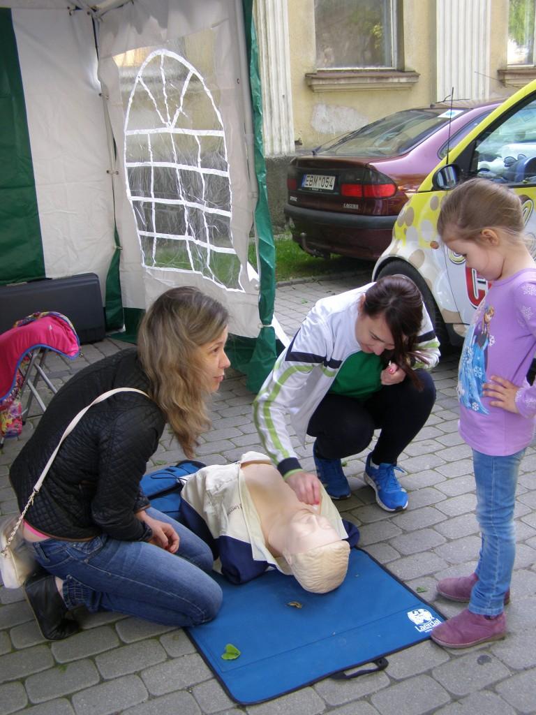 Pirmosios pagalbos mokymai SMLPC konsultacinėje būstinėje „Trakų miesto šventės“ metu