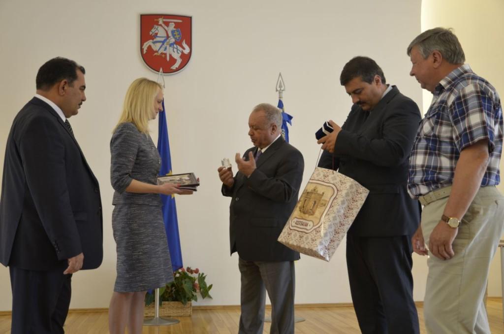 Svečiai iš Azerbaidžano rajono savivaldybės merei E. Rudelienei (antra kairėje) ir savivaldybės administracijos direktoriui J. Liesiui (pirmas dešinėje) įteikė prisiminimui suvenyrų  