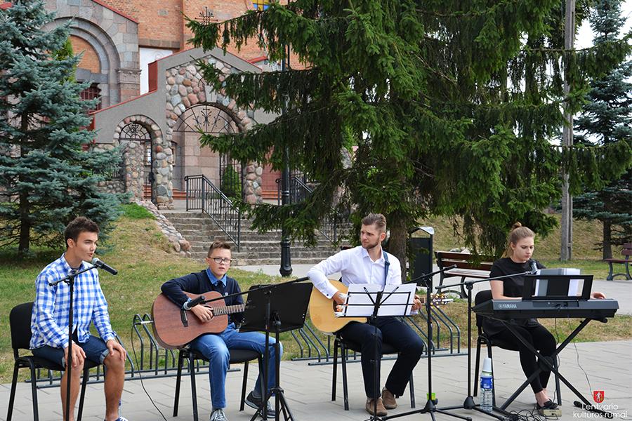 Lentvaryje nuskambėjo baigiamieji projekto „Jaunimas jaunimui: dainuojamoji poezija“ akordai