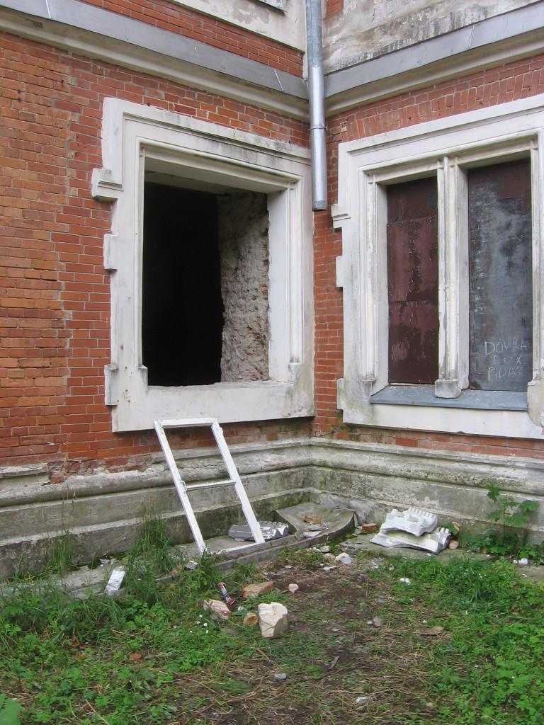 Išardytas Lentvario dvaro rūmų langas