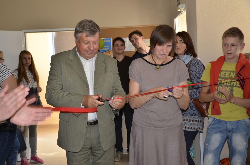Lentvario jaunimo centrą atidarė Trakų rajono savivaldybės administracijos direktorius J. Liesys ir Trakų rajono jaunimo turizmo ir laisvalaikio centro direktorė A. Piragienė
