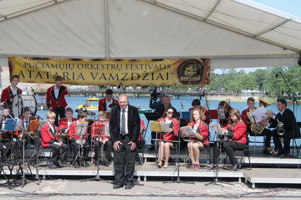 Pučiamųjų instrumentų orkestras „Grigiškių dūdos“ . Vadovas Vladimir Šoch. Trakų miesto šventė, 2015 m. gegužė Juozo Vercinkevičiaus nuotr.