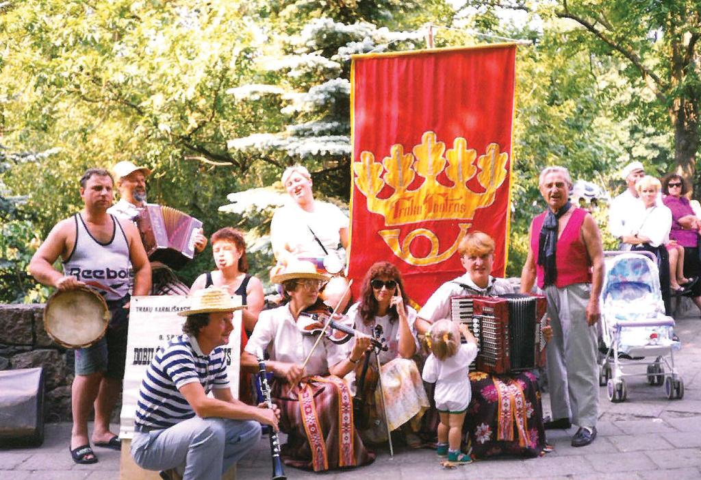 Trakų kultūros rūmų Karališkojo rūmų teatro aktoriai ir Alekso Dulkės (su armonika) kapelos „Linksmoji armonika“ muzikantai Palangoje, apie 1996 m. 