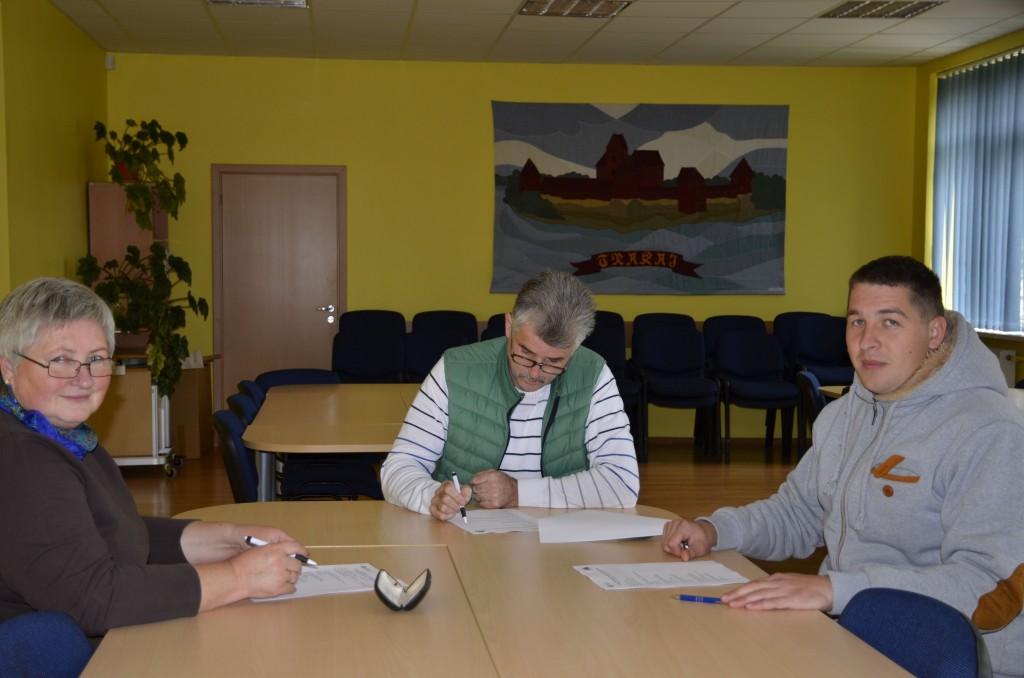 Trakų švietimo pagalbos tarnyboje Konstitucijos egzaminą laikė (iš kairės): Vilija Babarskienė, P. Surintas, K. Mikučionis. Nė karto nesuklydęs egzaminą puikiai išlaikė P. Surintas 
