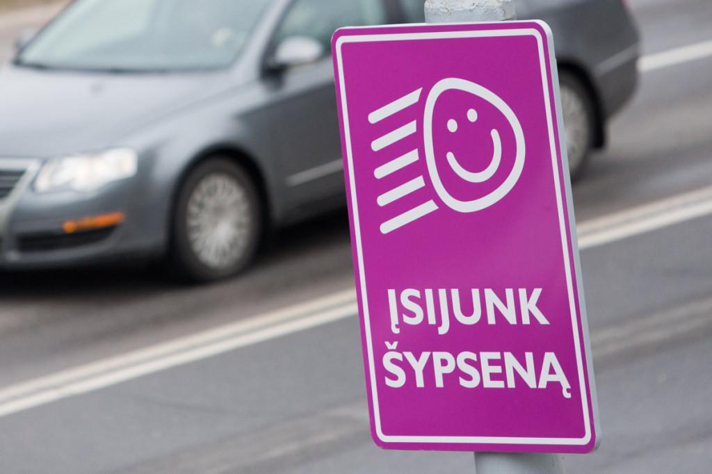 Trakuose vairuotojus pasitinka „Lietuvos draudimo“ įrengtas „Įsijunk šypseną“ kelio stendas