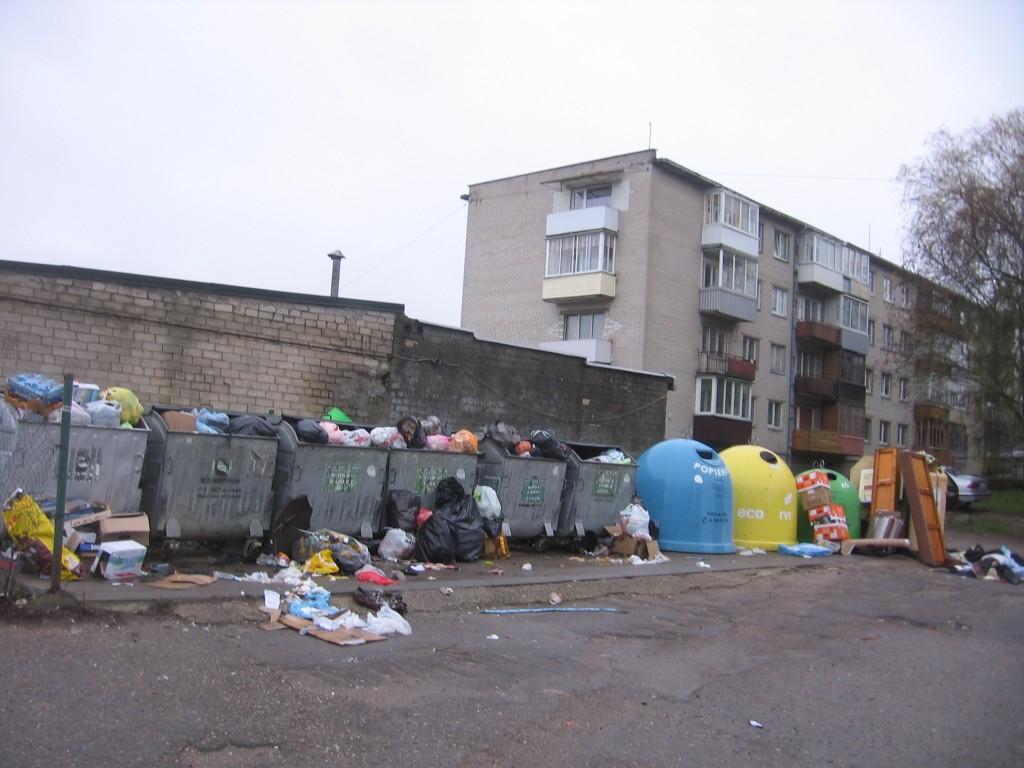 Buitinių atliekų konteineriai  Lentvaryje Tujų gatvėje 