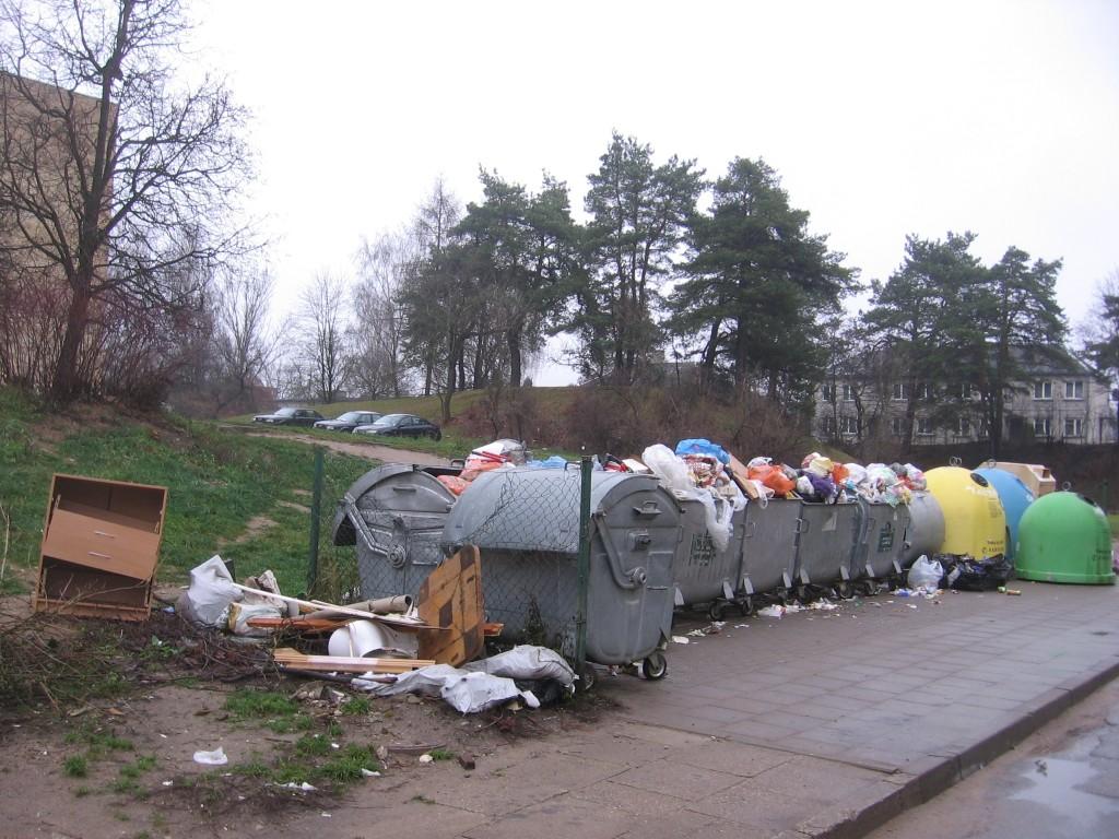 Buitinių atliekų konteineriai  Lentvaryje Ežero gatvėje