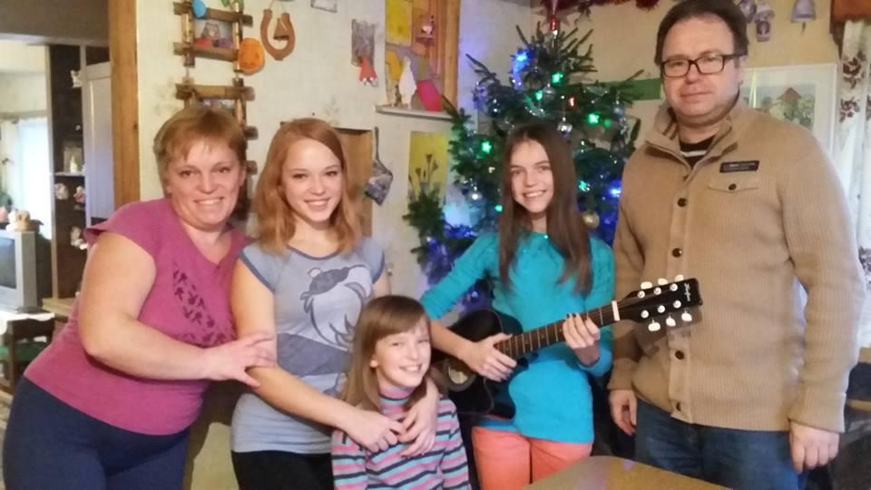 Linas Karpavičius nudžiugino Grendavės sen. gyvenančią Akvilę, kuriai padovanojo gitarą. Rasos Kanišauskaitės nuotr.