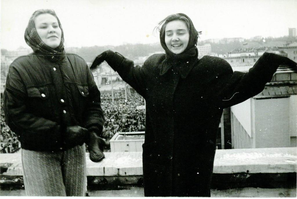 1991, sausio 13-osios rytas. Trakietė Neringa Gruzdzevičiūtė-Kelinienė ir Sinega Trapaitė iš Skuodo. Nuotr. A. Girdziušas