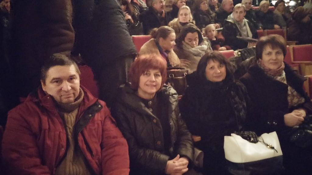Trakų kultūros rūmuose – belaukiant spektaklio – Leonid Savickij, Marija Savickaja, Danutė Rakauskienė, Galina Ribačiauskienė