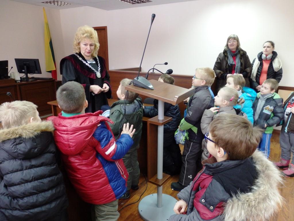 Trakų lopšelio – darželio „Obelėlė“ auklėtiniai lankėsi Trakų rajono apylinkės teisme