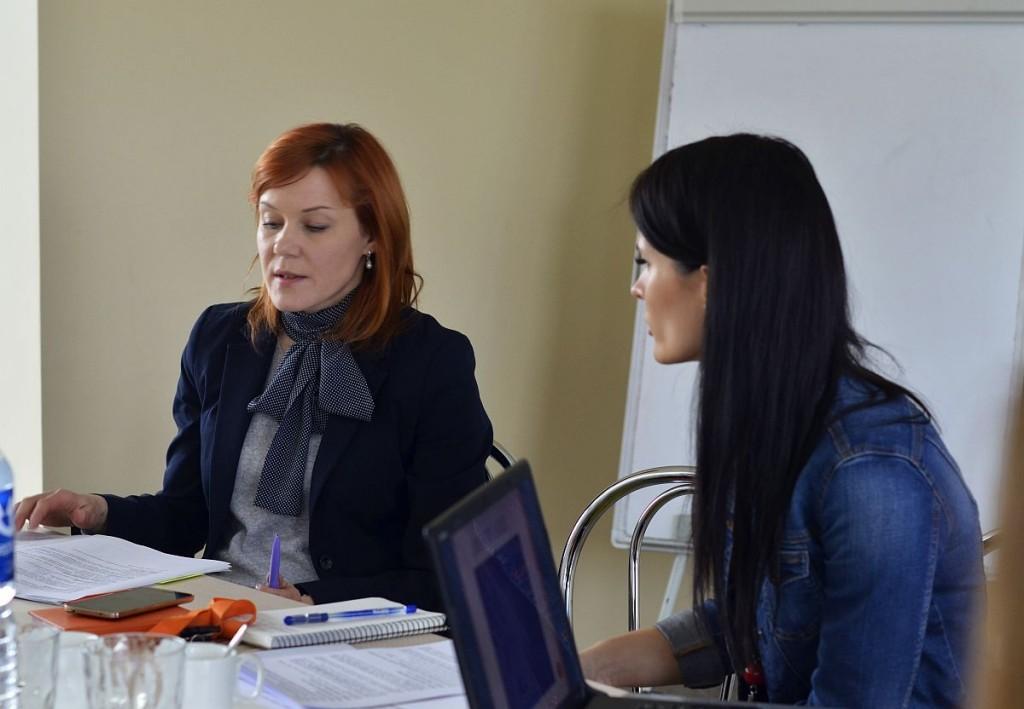 Trakų rajono paramos šeimai ir vaikams centro direktorė L. Bologovaitė (iš kairės) ir jos pavaduotoja A. Lučinskaitė dalijosi veiklos rezultatais ir iššūkiais