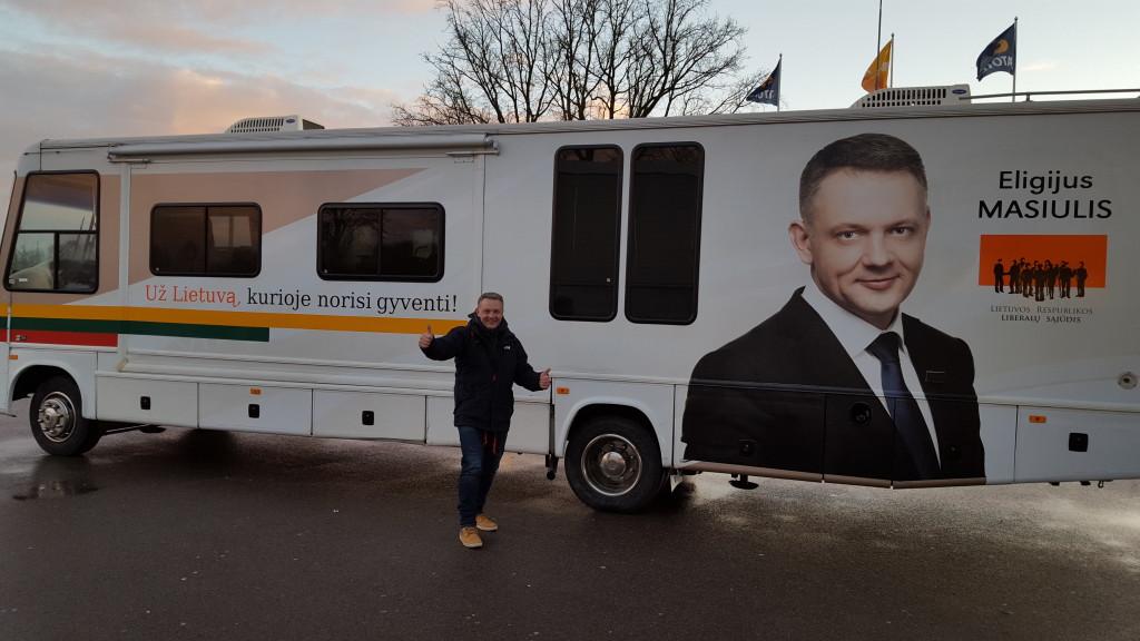 Liberalų lyderis po Lietuvą keliauja liberalų simboliais papuoštu autobusu