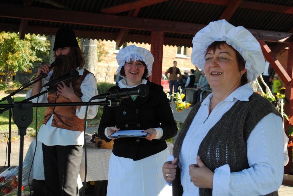 2011 m. „Onuškio kermošius“ – iš kairės į dešinę „žydukas“ Liuda Korsanovienė, gaspadinės Rima Blikertienė ir Zita Aniulienė