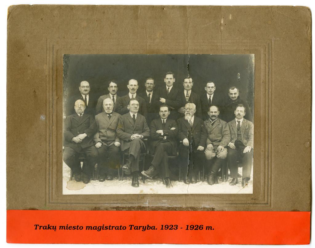 Trakų miesto magistrato valdyba 1923–1924 m. Centre – miesto burmistras Vladislov Budrevič, karaimas A. Zajončkovskis – pirmoje eilėje trečias iš dešinės, akademiko Ananiašo Zajončkovskio tėvas