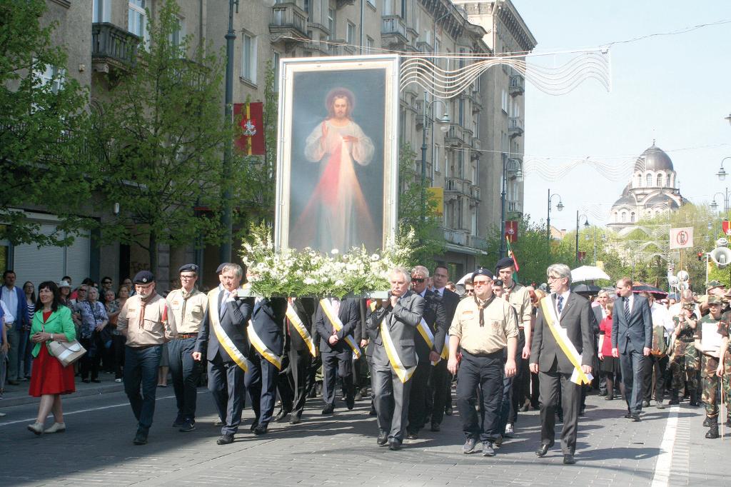 Procesijoje nešamas Gailestingojo Jėzaus atvaizdas