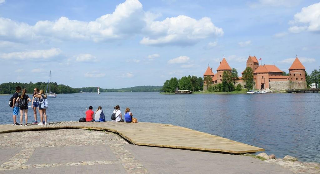 Atnaujintas pilies apžvalgos aikštelės medinis tiltas, ant kurio pilies fone nuolat fotografuojasi miesto svečiai  