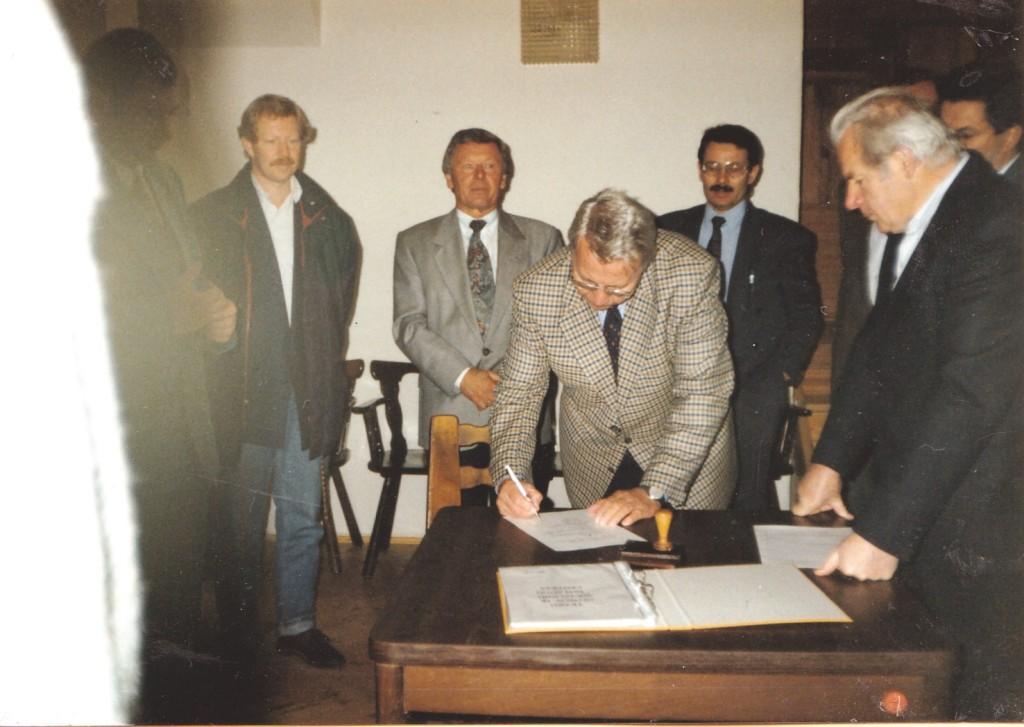 Susitarimo dėl Trakų globos ir socialinių paslaugų centro pastato rekonstrukcijos darbų pradžios 1995 m. rugsėjo 22 d. pasirašymo ir centro atidarymo akimirkos 