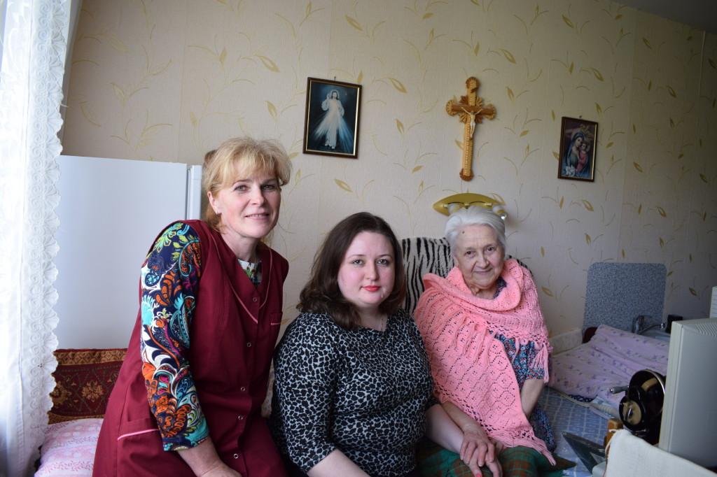 Integralios pagalbos namuose paslaugų gavėja Kristina Dubovska (kairėje), slaugytojo padėjėja Rima Ravinskienė (dešinėje) ir slaugytoja Anžela Labanova (viduryje).