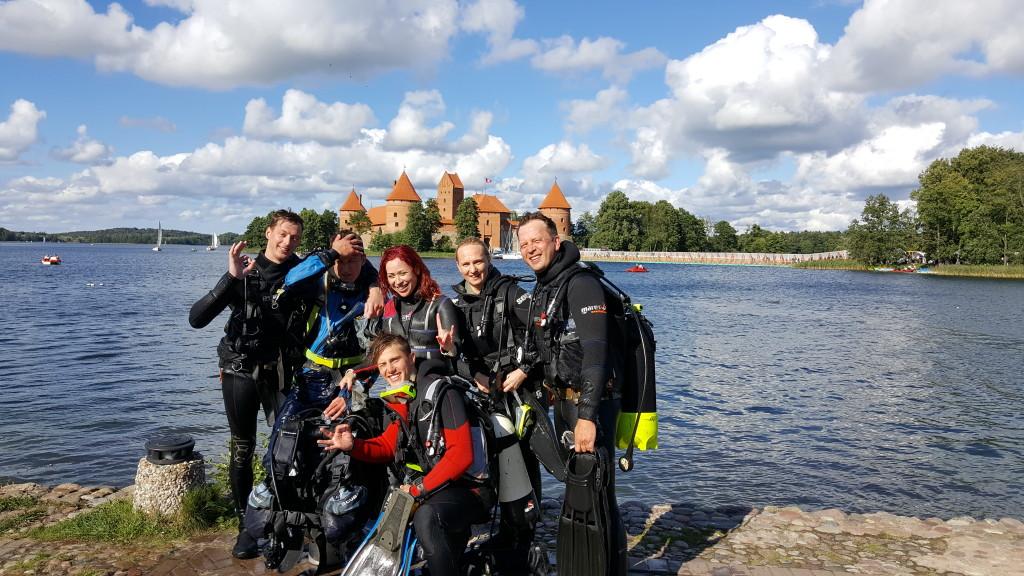 „Lietuvos ryto“ televizijos komanda kartu su mere Edita Rudeliene (antra iš dešinės) pasinėrė į Galvės ežero gelmes