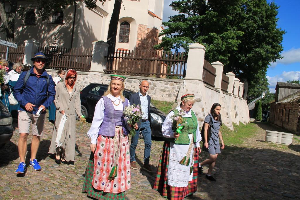2.Rajono vadovai – E. Rudelienė (kairėje) ir Marija Puč – pasipuošusios tautiniais drabužiais dalyvavo Žolinių procesijoje 