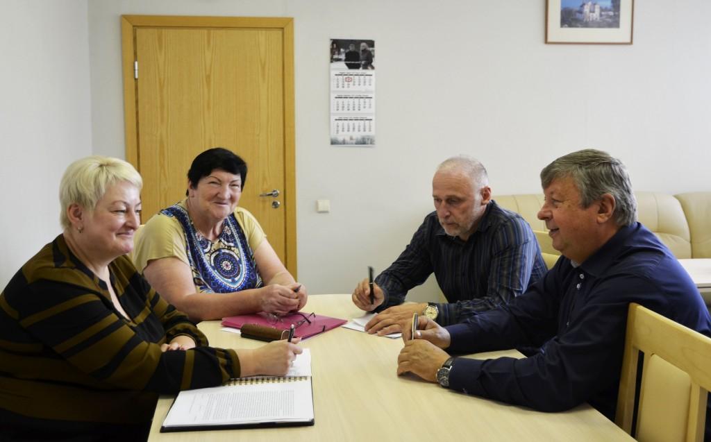 Pasitarime dėl rinkimų apylinkių darbo sąlygų tarėsi (iš kairės): rajono savivaldybės mero pavaduotoja M. Puč, Aukštadvario seniūnė J. Dzencevičienė, Trakų seniūno pavaduotojas V. Ūsas, administracijos direktorius J.Liesys 