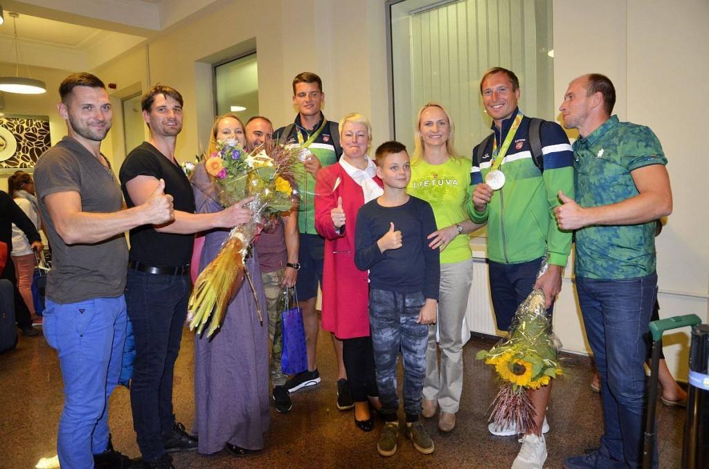 Sidabro medalio laimėtojus irkluotojus oro uoste sutiko ir pasveikino rajono savivaldybės komanda 