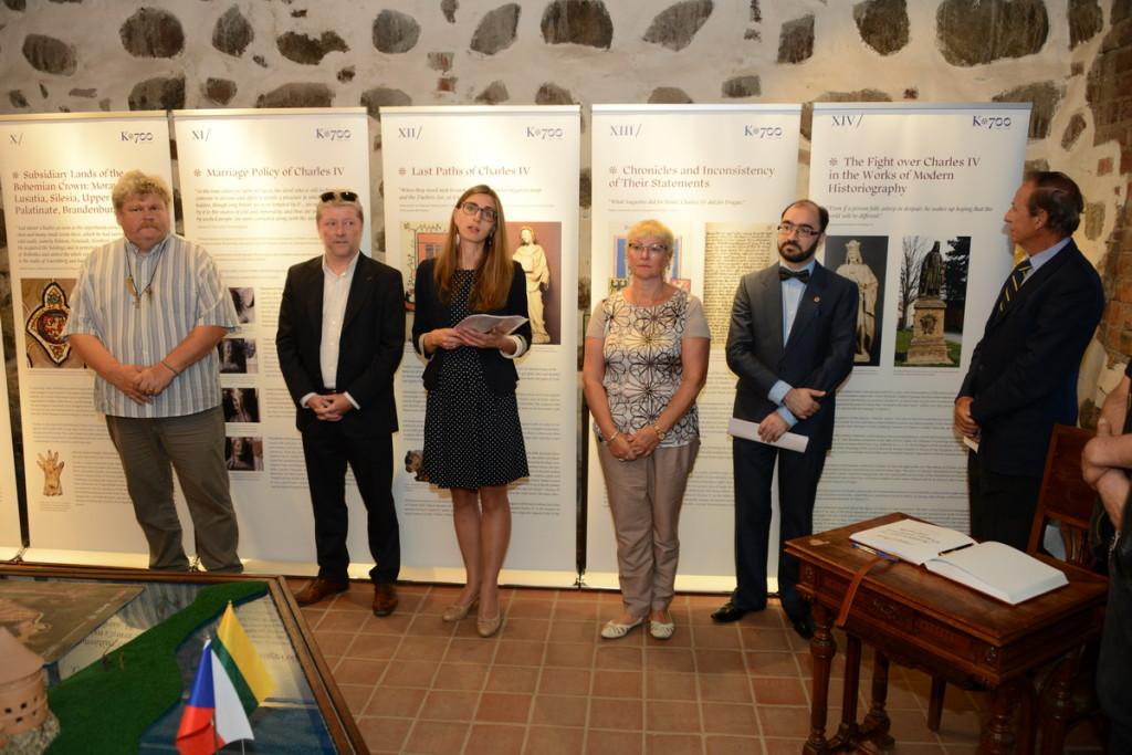 Parodos atidarymo dalyviai: (iš kairės) Trakų istorijos muziejaus direktorius Virgilijus Poviliūnas, Čekijos ambasadorius Lietuvoje Bohumil Mazánek, Čekijos ambasados darbuotoja Laura Vancevičienė, Trakų istorijos muziejaus vyriausioji fondų saugotoja Irena Seniulienė, istorikas Eimantas Gudas, Ispanijos ambasadorius Lietuvoje Emilio Fernándezo-Castaño y Díaz-Canejos