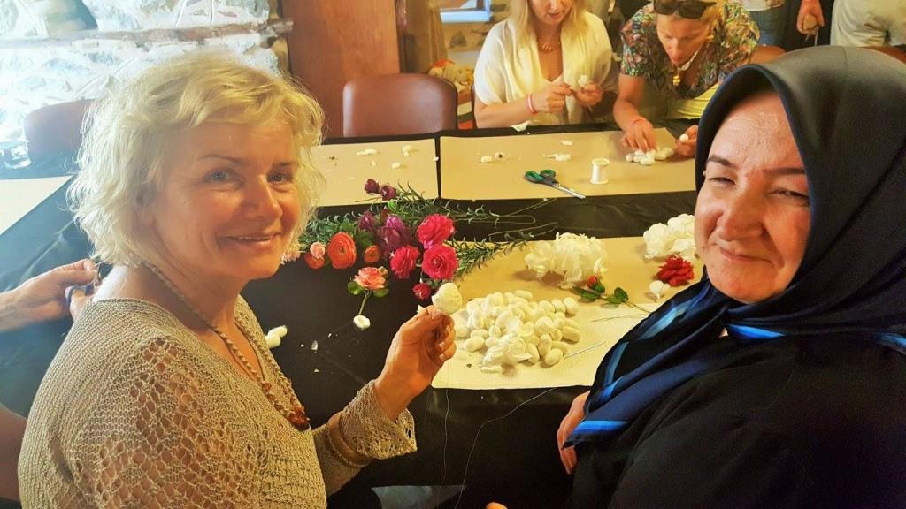 Dalia Ališauskienė mokosi rožių iš šilko kokonų gamybos