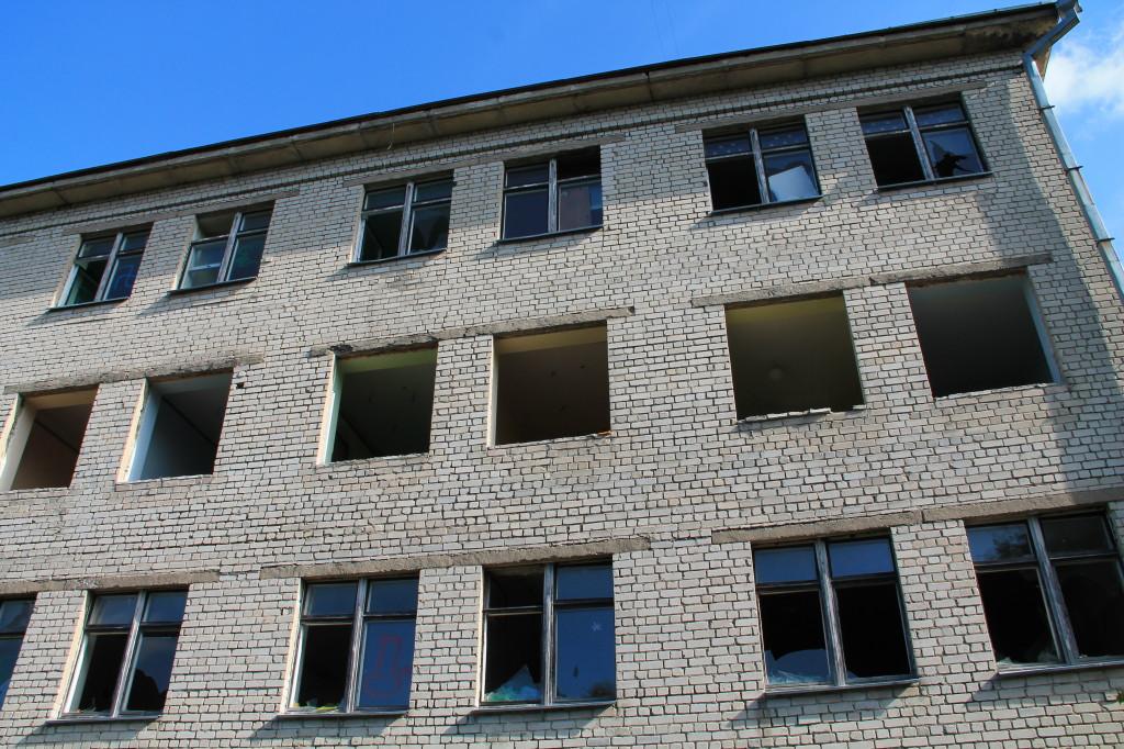 Trakų internato pastato konversija: išlupti langai, pastatas tovi tuščias
