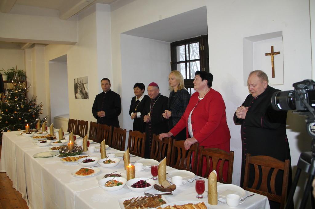 Į šventinę vakarienę atvyko (iš dešinės) mons. Vytautas Kazys Sudavičius, Jadvyga Dzencevičienė, Edita Rudelienė, vyskupas emeritas Juozas Matulaitis, dr. Laimutė Anužienė ir kun. Algirdas Jurevičius