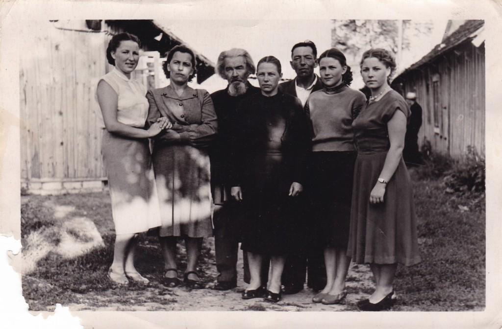 Juozo Stepanausko šeima: (iš kairės) Birutė Stepanauskaitė-Vaitkienė, Antanina Stepanauskienė, Juozas Stepanauskas, Kotryna Kairienė, Kazys Kairys, Janina Stepanauskaitė-Saudargienė, Danguolė Stepanauskaitė-Narkevičienė,  Trakai, 1958 m.