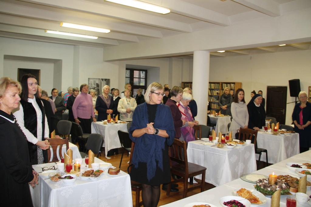Kūčių vakarienėje dalyvavo Šv. Domininko namų bendruomenė, Aukštadvario senjorai  ir  Karaliaus Mindaugo profesinio rengimo centro skyriaus bendruomenė