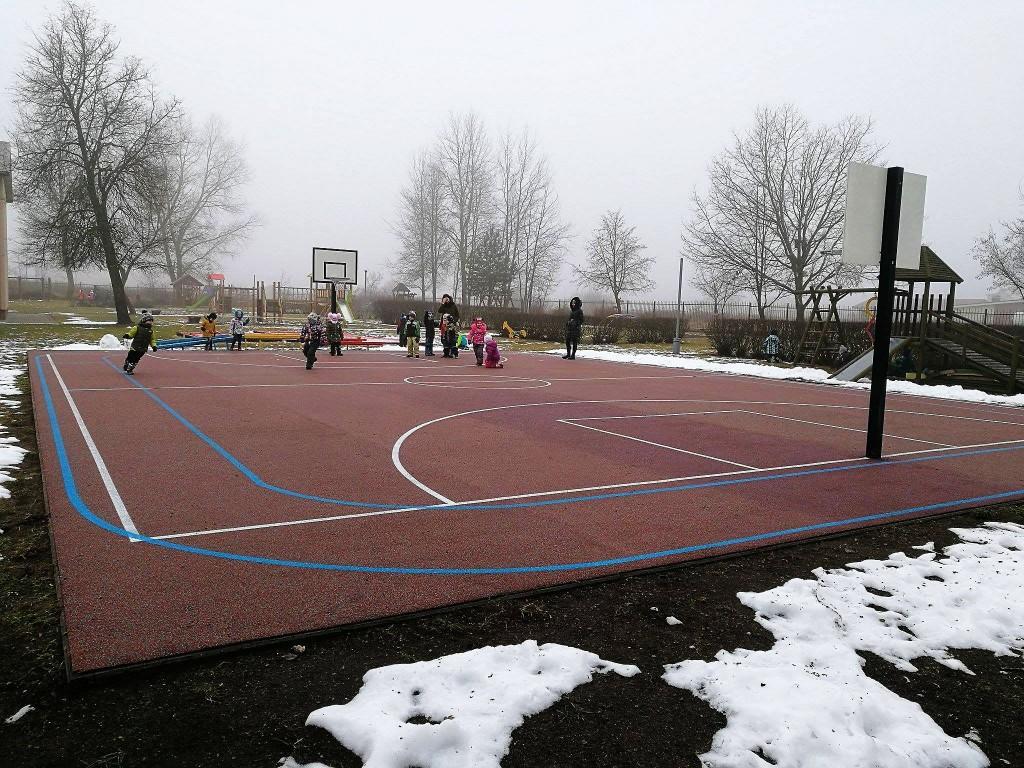 Lentvario vaikų lopšelio-darželio „Šilas“ vaikai ir esant šaltam orui mėgsta pernai įrengtą lauko aikštelę 