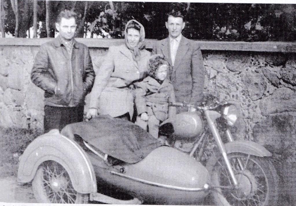 Vladyslav Jan Čapkovski (dešinėje) su Marija Tiškievič, Juzefu Šatkievičiumi ir mažuoju Feliksu prie išsvajoto motociklo 