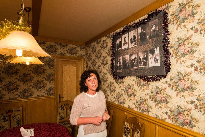 Kavinės „Kiubėtė“ įkūrėja karaimė Ingrida Špakovskaja. Ant sienos – jos senelių ir tėvų nuotraukos Arkadijaus Babachino/Fotografas.co nuotr.