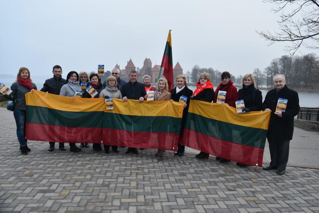 100 vėliavų Lietuvai