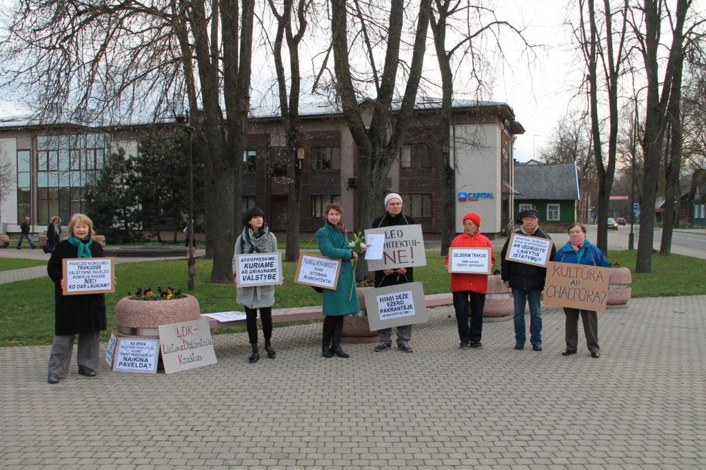 Šiandien įvyko iniciatyvinės grupės „Gelbėkim Trakus“piketas prie Trakų rajono savivaldybės